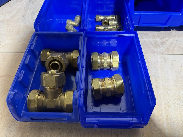 Ca. 15x assortimentsbak met diverse messing koppelingen - afbeelding 12 van  13