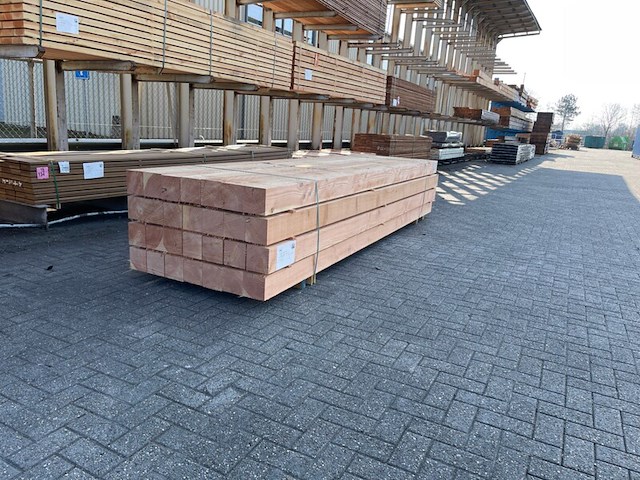 Ca. 15x douglas balken fijnbezaagd, 150x150mm, lengte 400cm - afbeelding 2 van  4