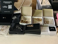 Ca. 15x partij sieraden en accessoires w.o. ringen, oorbellen, kettingen, w.o. nali, purelei, elli, caintè en bynouck