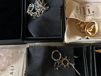 Ca. 15x partij sieraden en accessoires w.o. ringen, oorbellen, kettingen, w.o. nali, purelei, elli, caintè en bynouck - afbeelding 7 van  8
