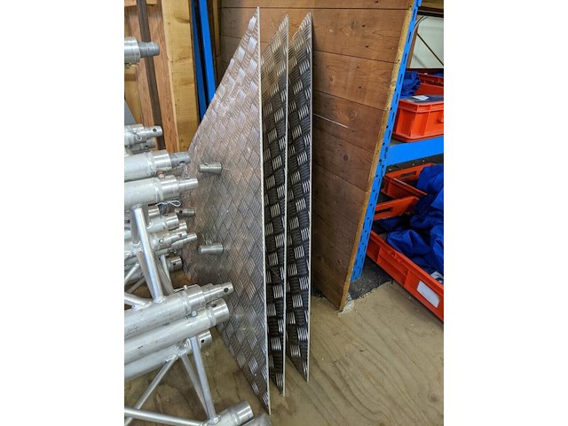Ca. 15x truss deel met 5x led par 56 rgb spot - afbeelding 5 van  13