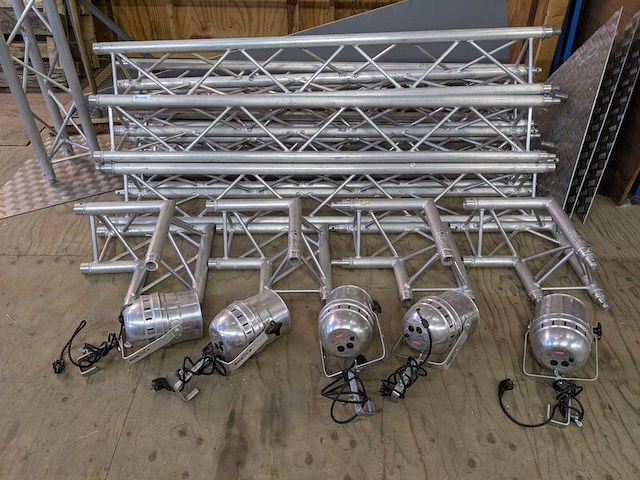 Ca. 15x truss deel met 5x led par 56 rgb spot - afbeelding 1 van  13