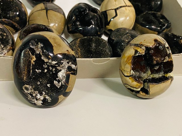 Ca. 15x wilde septarie geodes (handsteen) - afbeelding 2 van  8