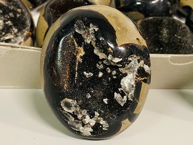 Ca. 15x wilde septarie geodes (handsteen) - afbeelding 4 van  8