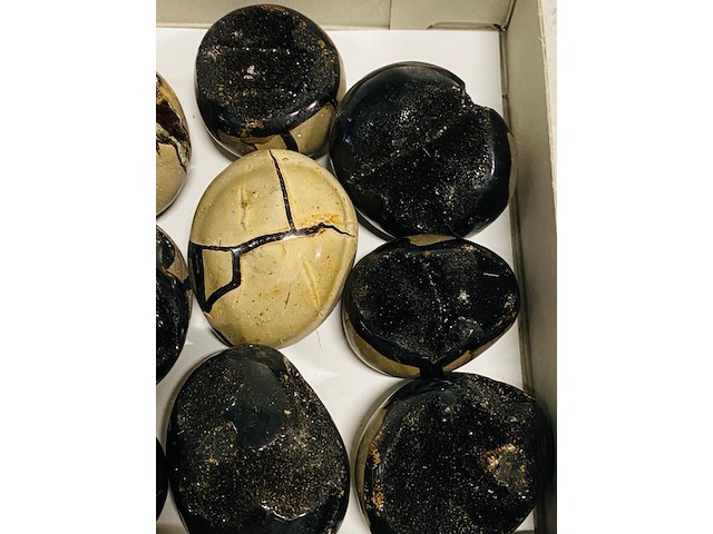 Ca. 15x wilde septarie geodes (handsteen) - afbeelding 5 van  8