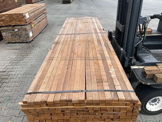 Ca. 162x guyana teak latten fijnbezaagd, 31x50mm, lengte 335cm - afbeelding 1 van  3