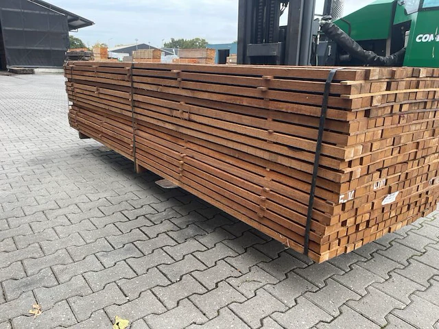 Ca. 162x guyana teak latten fijnbezaagd, 31x50mm, lengte 335cm - afbeelding 2 van  3