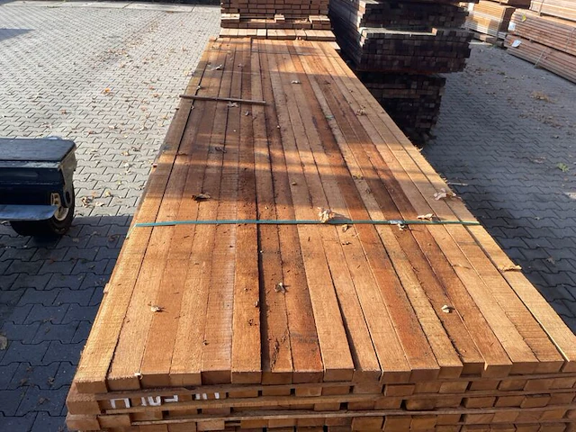 Ca. 162x guyana teak planken fijnbezaagd, 31x50mm, lengte 305cm - afbeelding 1 van  3