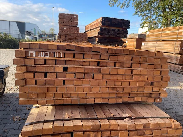 Ca. 162x guyana teak planken fijnbezaagd, 31x50mm, lengte 305cm - afbeelding 2 van  3
