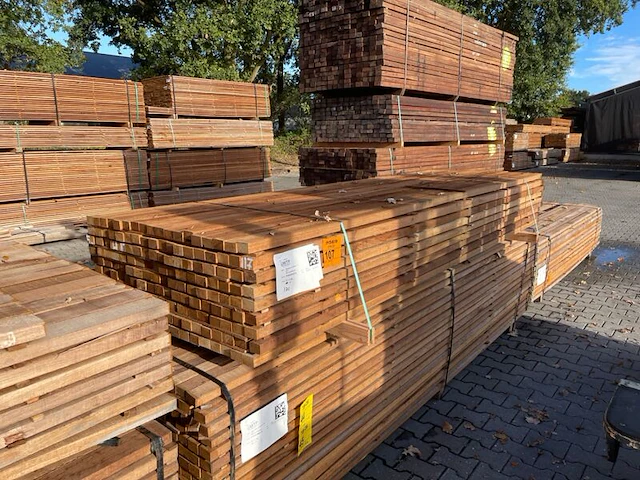Ca. 162x guyana teak planken fijnbezaagd, 31x50mm, lengte 305cm - afbeelding 3 van  3