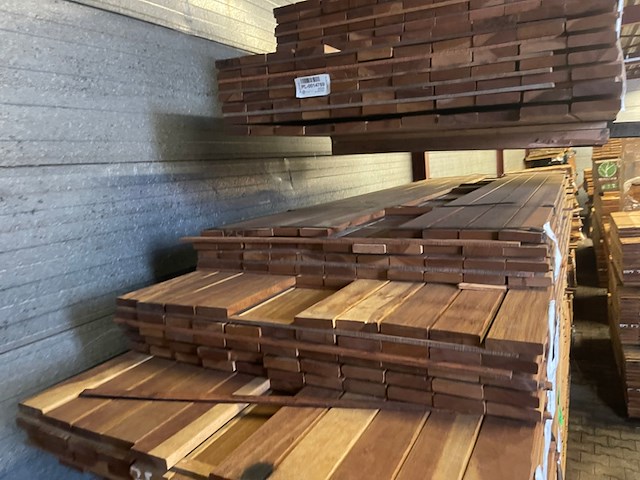 Ca. 163x guyana ipé planken geschaafd country grade, 21x90mm, lengte 44/275cm, 54/305cm, 65/335cm - afbeelding 1 van  3