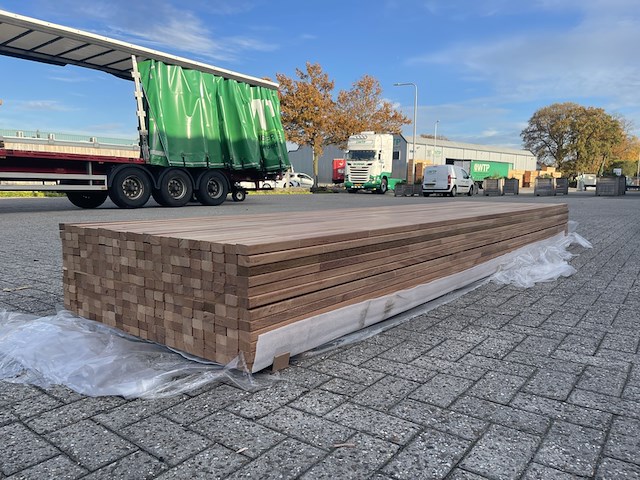 Ca. 164x guyana teak latten geschaafd gevingerlast, 27x45mm, lengte 400cm - afbeelding 2 van  4