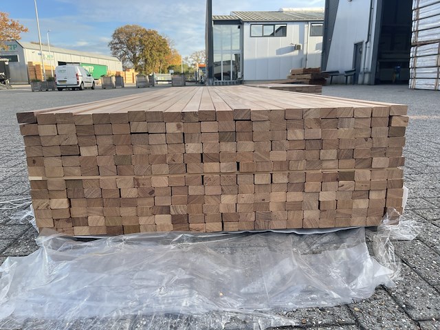 Ca. 164x guyana teak latten geschaafd gevingerlast, 27x45mm, lengte 400cm - afbeelding 3 van  4
