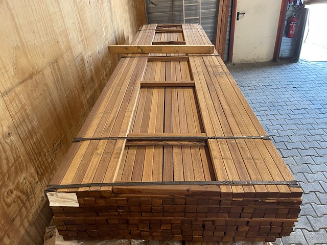 Ca. 167x guyana teak latten geschaafd, 27x40mm, lengte 18/335cm, 83/365cm, 66/395cm - afbeelding 1 van  3