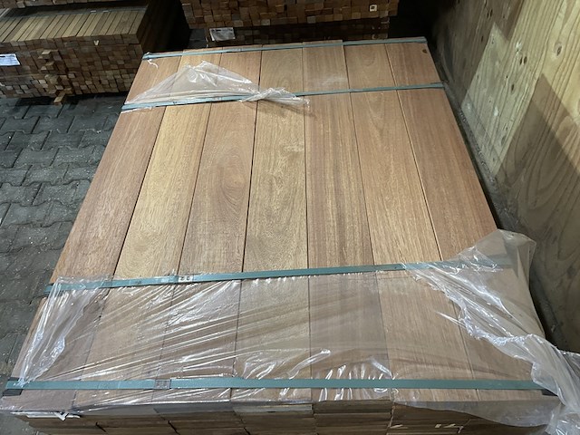 Ca. 168x guyana teak planken geschaafd, 25x145mm, lengte 125cm - afbeelding 1 van  3