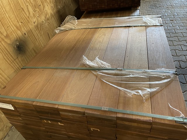 Ca. 168x guyana teak planken geschaafd, 25x145mm, lengte 125cm - afbeelding 1 van  3