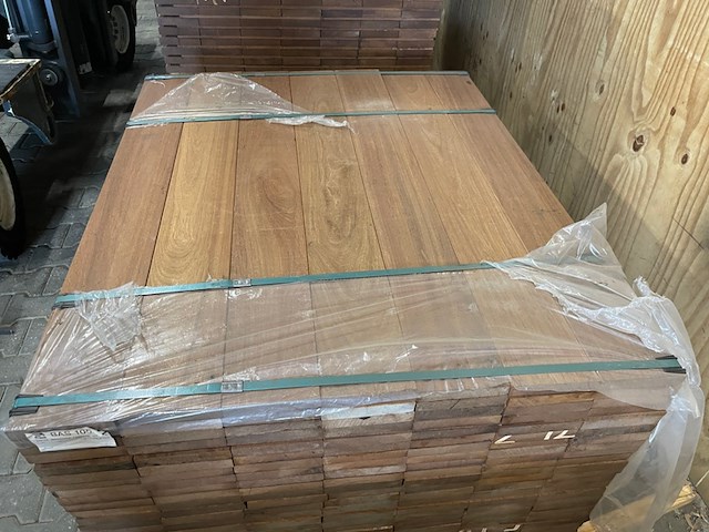 Ca. 168x guyana teak planken geschaafd, 25x145mm, lengte 125cm - afbeelding 1 van  3