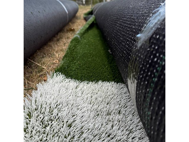 Ca. 16m2 kunstgras, 30 mm hoog, groen, wit - afbeelding 1 van  2