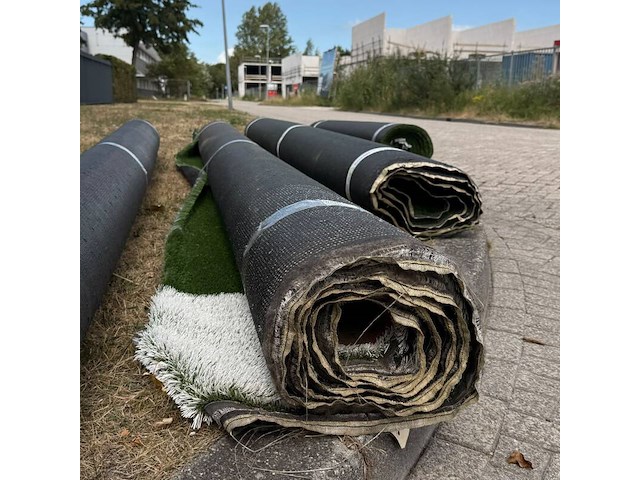Ca. 16m2 kunstgras, 30 mm hoog, groen, wit - afbeelding 2 van  2