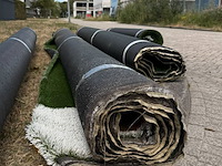 Ca. 16m2 kunstgras, 30 mm hoog, groen, wit - afbeelding 2 van  2