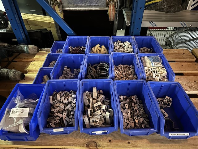 Ca. 16x bak met klemmen/beugels - afbeelding 1 van  4