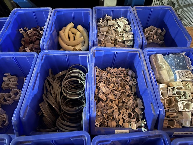 Ca. 16x bak met klemmen/beugels - afbeelding 2 van  4