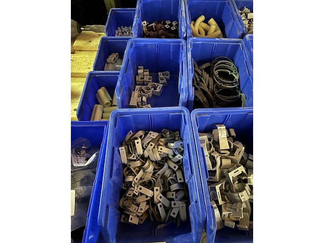 Ca. 16x bak met klemmen/beugels - afbeelding 3 van  4