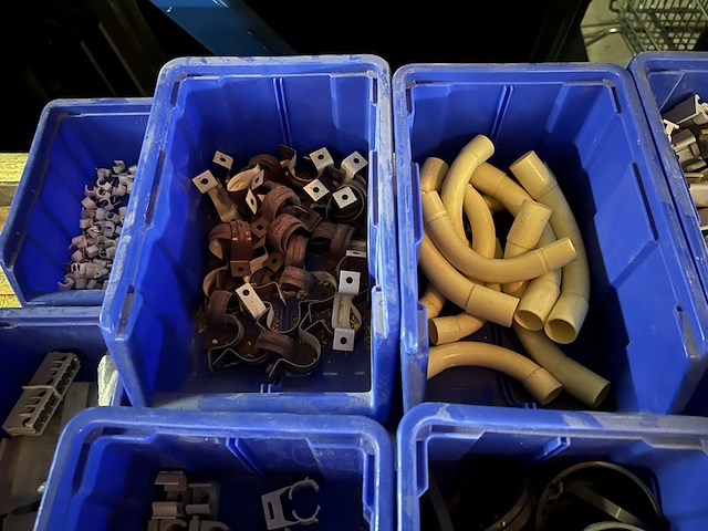 Ca. 16x bak met klemmen/beugels - afbeelding 4 van  4