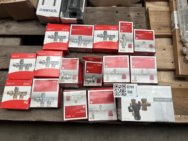 Ca. 16x danfoss thermostatische radiatorventielen en cv-koppelingen - afbeelding 1 van  7