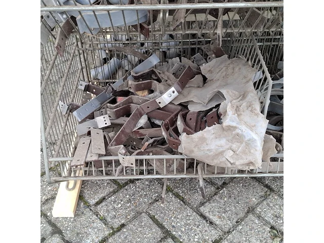 Ca. 16x draadmand met divers pvc materiaal en ijzerwaar - afbeelding 4 van  52