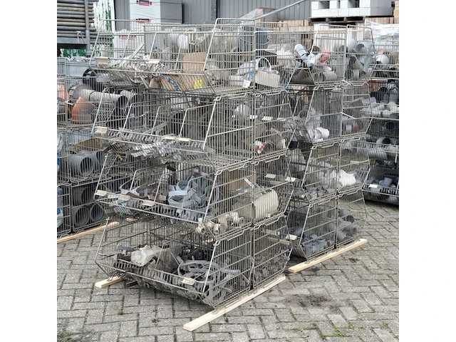 Ca. 16x draadmand met divers pvc materiaal en ijzerwaar - afbeelding 1 van  52