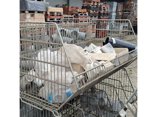 Ca. 16x draadmand met divers pvc materiaal en ijzerwaar - afbeelding 14 van  52