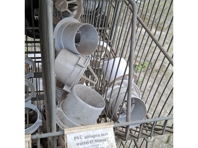 Ca. 16x draadmand met divers pvc materiaal en ijzerwaar - afbeelding 20 van  52