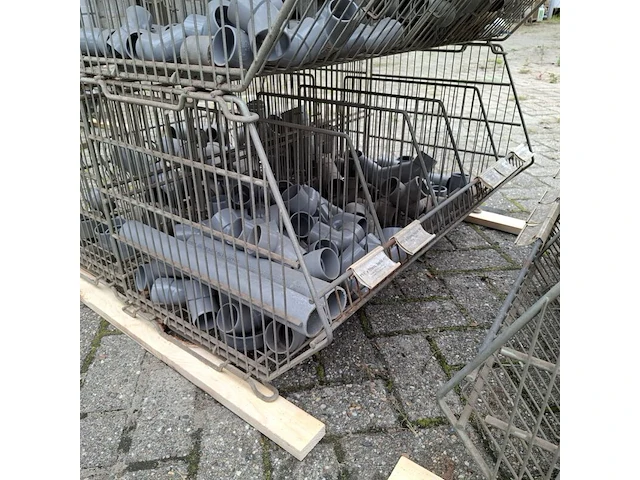 Ca. 16x draadmand met divers pvc materiaal en ijzerwaar - afbeelding 28 van  52