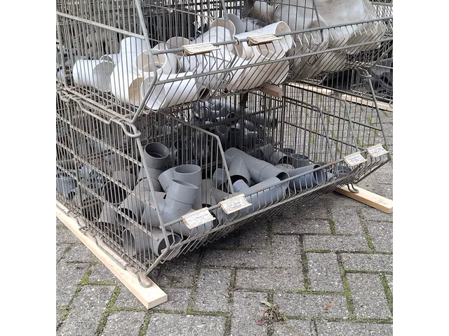Ca. 16x draadmand met divers pvc materiaal en ijzerwaar - afbeelding 35 van  52