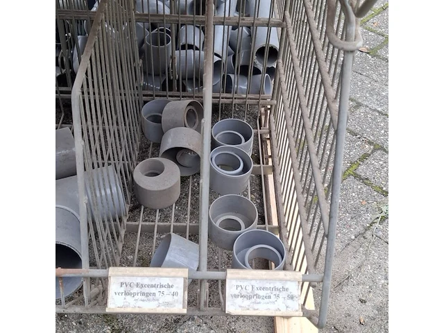 Ca. 16x draadmand met divers pvc materiaal en ijzerwaar - afbeelding 38 van  52
