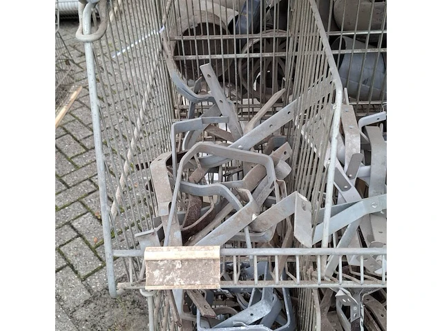 Ca. 16x draadmand met divers pvc materiaal en ijzerwaar - afbeelding 45 van  52