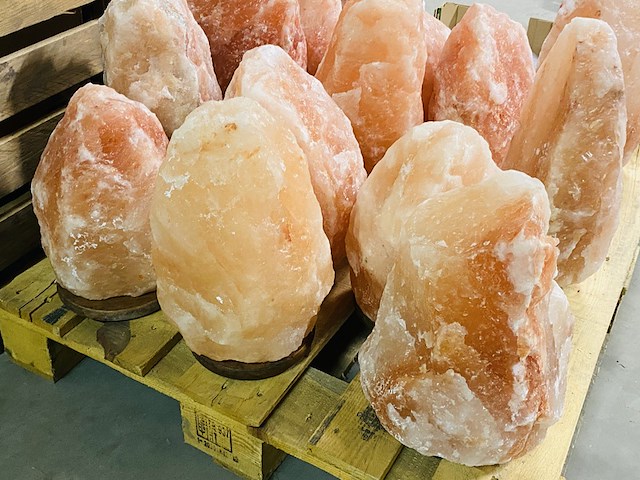 Ca. 16x himalaya zoutlampen met houten voet - afbeelding 8 van  9