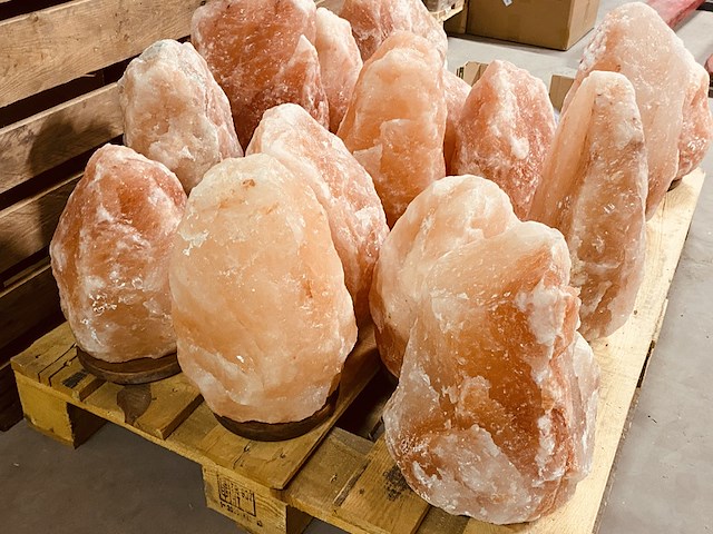 Ca. 16x himalaya zoutlampen met houten voet - afbeelding 9 van  9