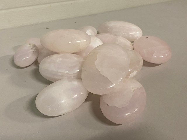 Ca. 16x manganocalciet handsteen - afbeelding 1 van  4