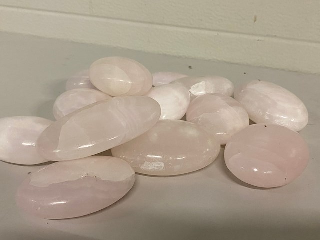 Ca. 16x manganocalciet handsteen - afbeelding 2 van  4