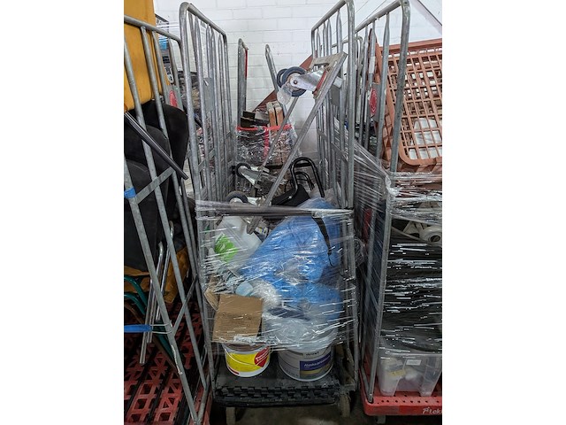 Ca. 16x rolcontainer gevuld met diverse kantoor en magazijn goederen - afbeelding 3 van  51