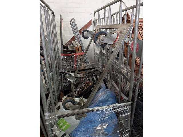 Ca. 16x rolcontainer gevuld met diverse kantoor en magazijn goederen - afbeelding 4 van  51