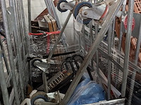 Ca. 16x rolcontainer gevuld met diverse kantoor en magazijn goederen - afbeelding 4 van  51