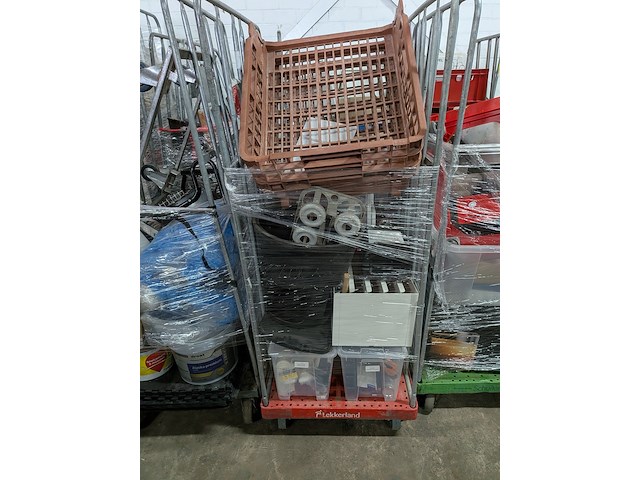 Ca. 16x rolcontainer gevuld met diverse kantoor en magazijn goederen - afbeelding 8 van  51