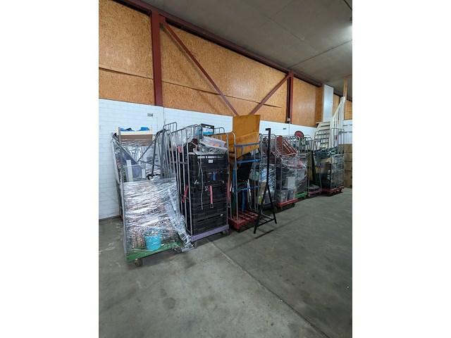 Ca. 16x rolcontainer gevuld met diverse kantoor en magazijn goederen - afbeelding 1 van  51