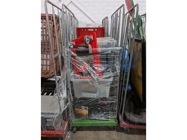 Ca. 16x rolcontainer gevuld met diverse kantoor en magazijn goederen - afbeelding 15 van  51