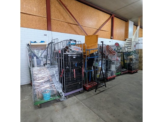 Ca. 16x rolcontainer gevuld met diverse kantoor en magazijn goederen - afbeelding 12 van  51