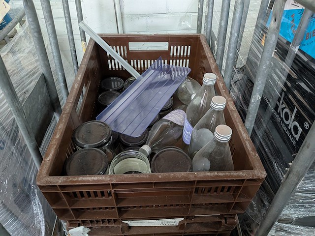 Ca. 16x rolcontainer gevuld met diverse kantoor en magazijn goederen - afbeelding 32 van  51