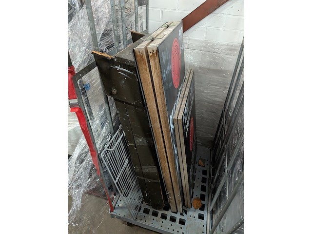 Ca. 16x rolcontainer gevuld met diverse kantoor en magazijn goederen - afbeelding 37 van  51